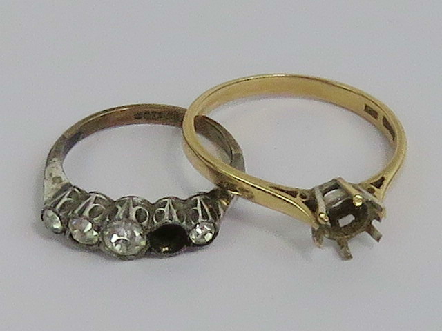 A 14ct gold ring, stone deficient, size T-U, 2.6g.