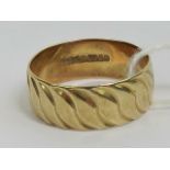A 9ct gold band having wave pattern upon and hallmarked London, size O, 2.7g.