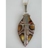 A 925 Mexican glass pendant, approx 7.5cm in length.