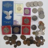 A quantity of assorted coinage including a number of commemorative crowns and a 1995 uncirculated