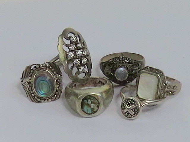 A heavy hallmarked silver ring set with opal shards,