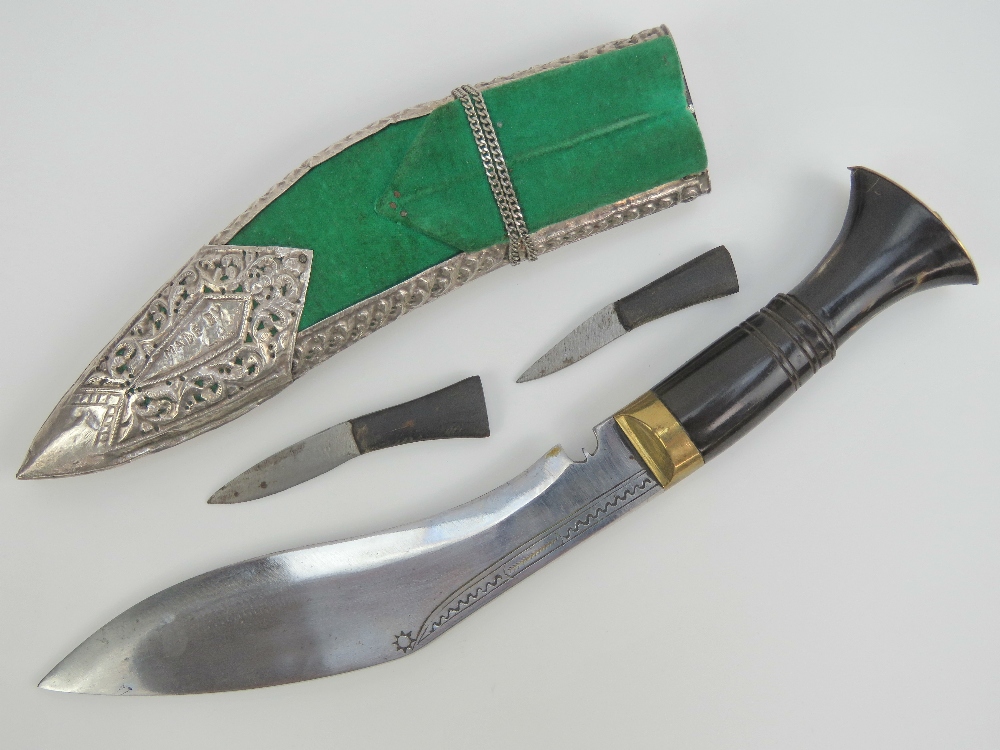 A fine quality Kukhri knife having curved decorated blade, brass and turned horn handle. - Image 6 of 6