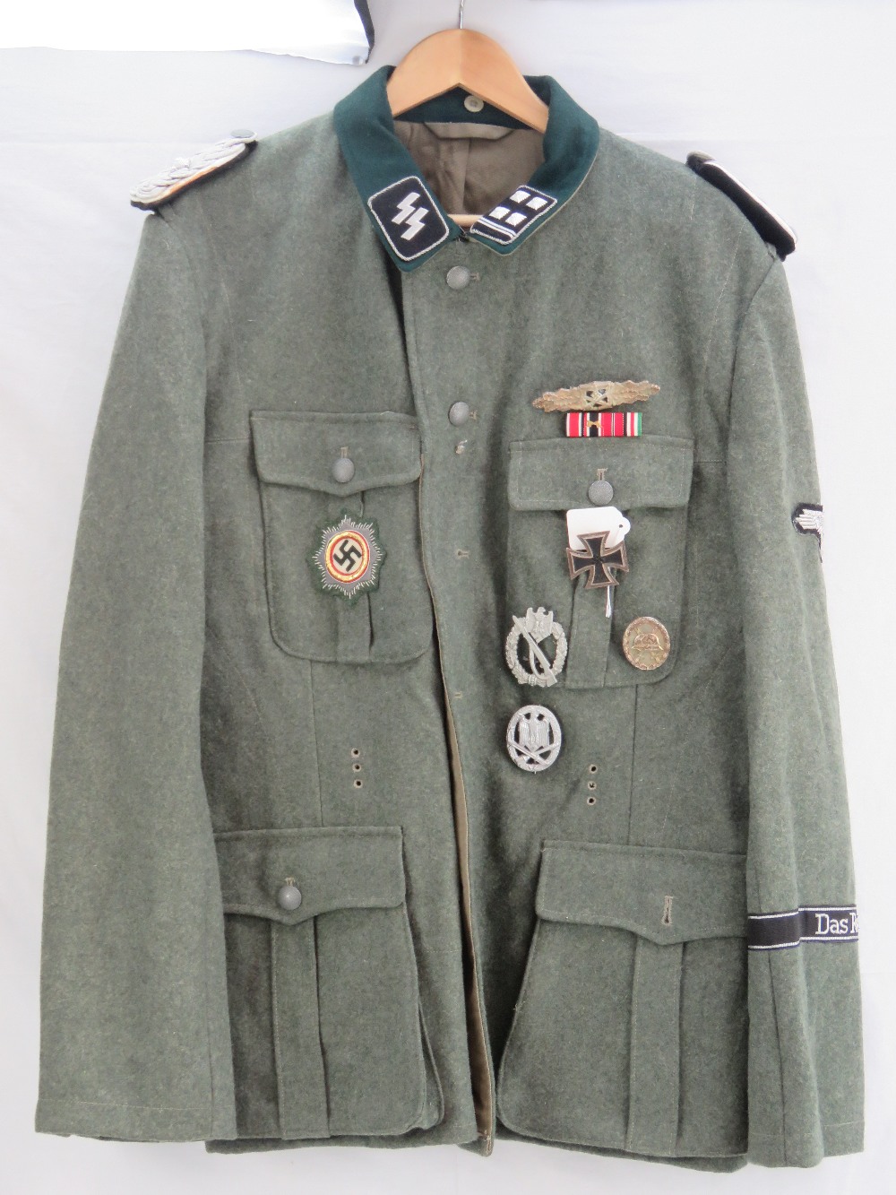 A reproduction SS Das Reich Officers tun