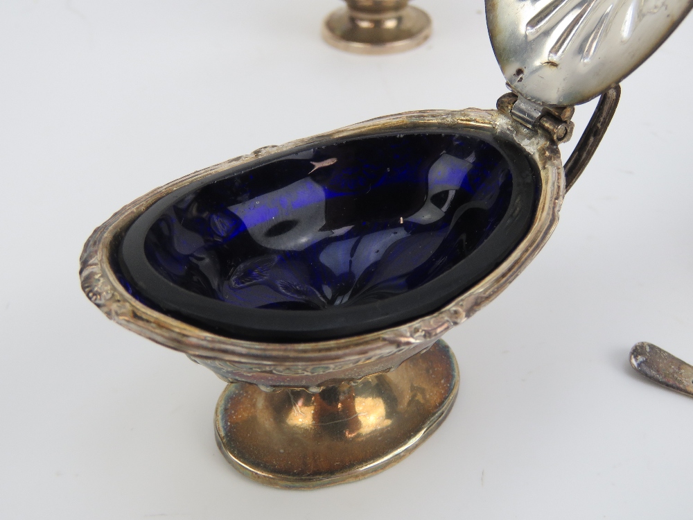 A HM silver condiment pot complete with blue glass liner, hallmarked for Chester 1904, - Image 3 of 4