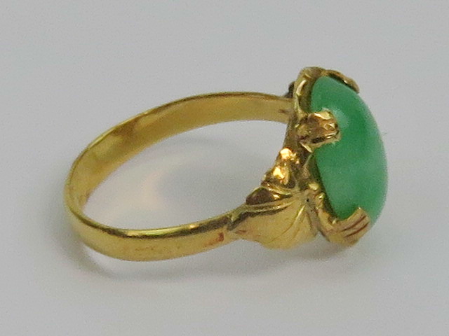 A green jade and yellow metal ring, the - Image 2 of 2