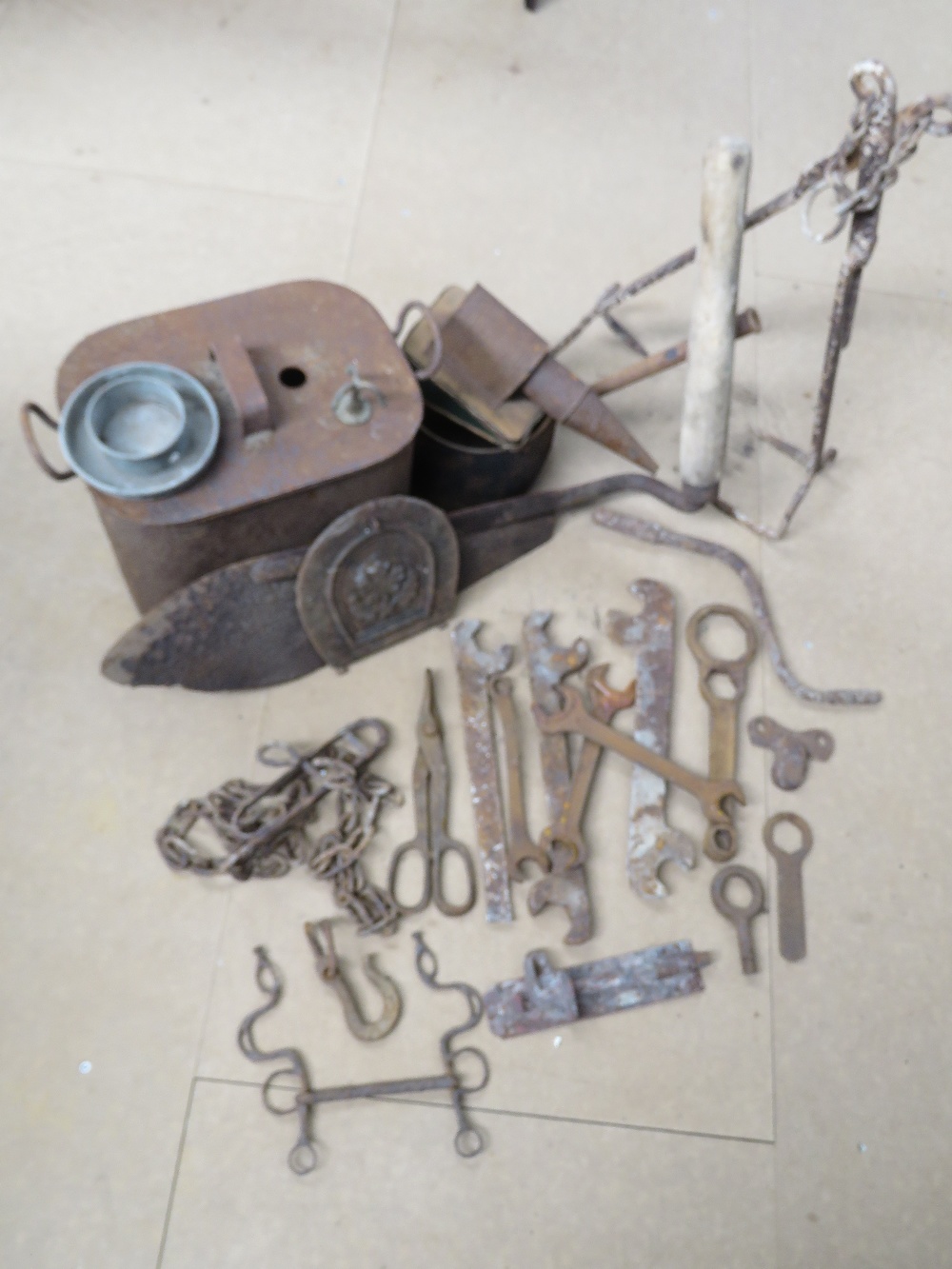 A quantity of assorted metalwares includ