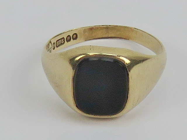 A 9ct gold and black onyx signet ring, u