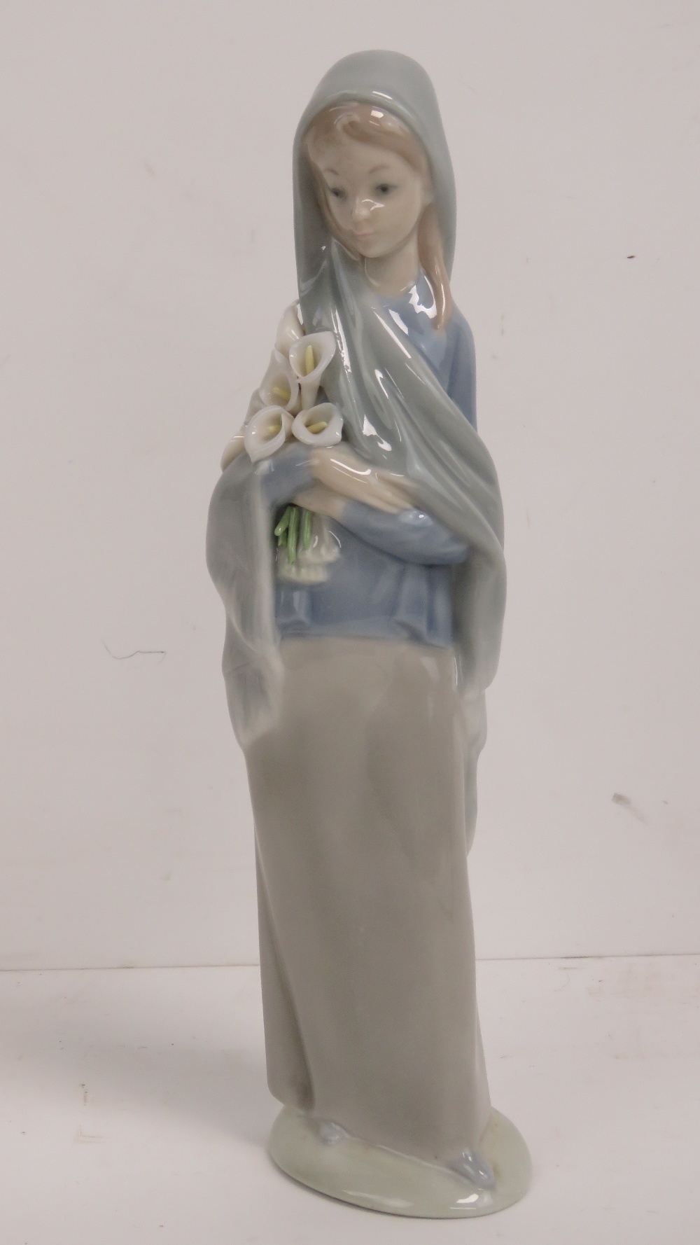 A single Lladro figurine, 23cm high.