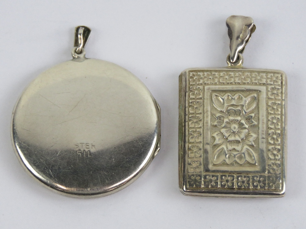 A HM silver locket or rectangular form having floral engraving to front and back, hallmarked 925, - Image 2 of 4
