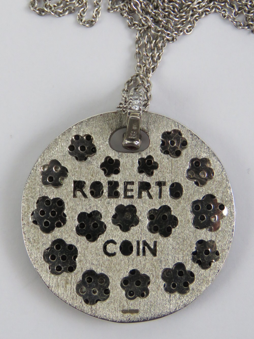 An 18ct gold pendant set with black sapphires and diamonds in a floral pattern, 3cm dia, - Image 2 of 3