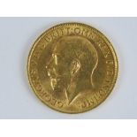 A 22ct gold George V 1915 full sovereign, 8g.