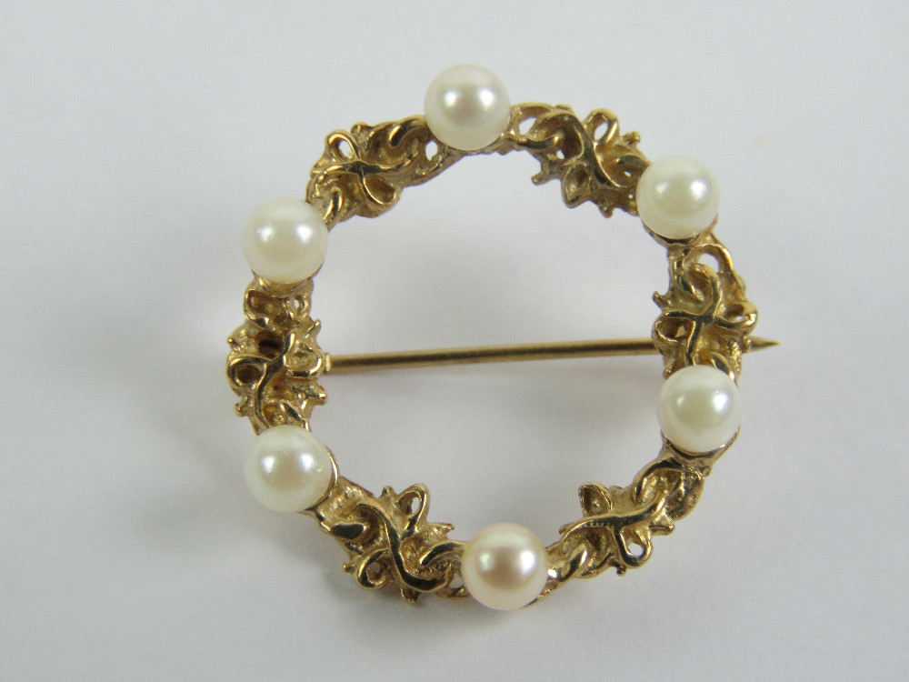 A 9ct gold wreath brooch set with six pearls, 2cm wide, 2.7g.