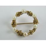 A 9ct gold wreath brooch set with six pearls, 2cm wide, 2.7g.