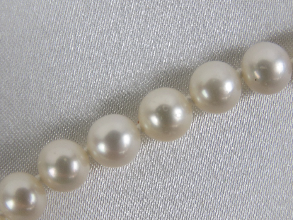 A string of individually knotted cultured freshwater pearls having 9ct gold clasp with single - Image 5 of 5