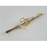 A 9ct gold bar brooch with open floral design upon, stamped 9ct, 1.6g.
