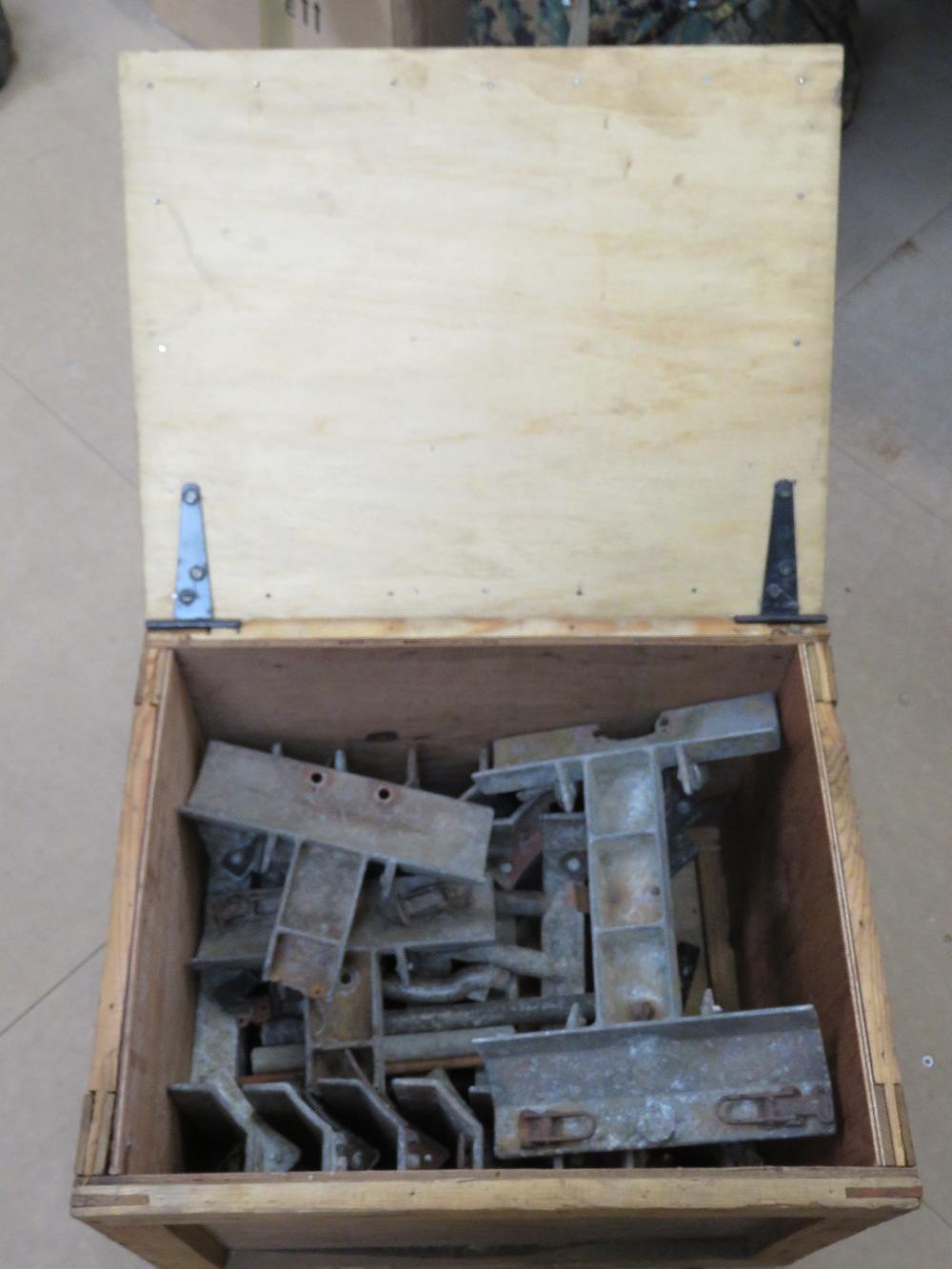 A large box of German lightweight alumin