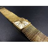 A LADIES 9ct GOLD OMEGA WRIST WATCH ON A 9ct GOLD MESH STYLE BRACELET, REFERENCE NUMBER 7115615.