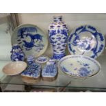 A COLLECTION OF CHINESE BLUE AND WHITE PORCELAINS TO INCLUDE SAUCER DISHES, VASES AND BOXES.