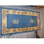 AN ANTIQUE CHINESE RUG. 150 x 80cms.