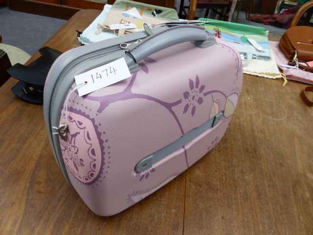 A RADLEY CABIN SIZE VANITY CASE WITH DETACHABLE ADJUSTABLE SHOULDER STRAP, TOP GRAB HANDLE, INTERNAL