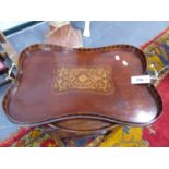 AN EDWARDIAN MAHOGANY AND INLAID SHAPED EDGE GALLERY TRAY WITH BRASS HANDLES AND A SMALL OVAL