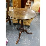 AN EARLY GEORGIAN OAK AND ELM TRAY TOP TRIPOD TABLE WITH SINGLE PIECE TOP. Dia.54cms.