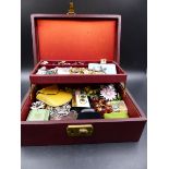 THE CONTENTS OF A JEWELLERY CASE TO INCLUDE A 9ct GOLD THREE STONE DIAMOND RING, A 14k GOLD GREEN