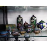 A COLLECTION OF CLOISONNE WARES TO INCLUDE A PAIR AND FOUR OTHER COVERED VESSELS, TWO BOXES, A