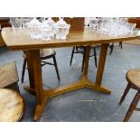 AN EARLY 20th.C.OAK SMALL DINING TABLE ON FLUTED SUPPORTS AND SHAPED TRESTLE BASE, THE TOP 122 x