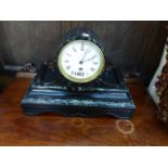 A SMALL VICTORIAN BLACK SLATE AND MARBLE MANTLE CLOCK TIMEPIECE.