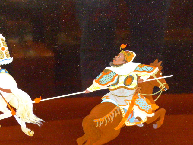 A PAIR OF CONTEMPORARY EASTERN LACQUER PANELS DECORATED WITH EQUESTRIAN WARRIORS, SIGNED. 49 x - Image 3 of 5