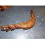 A RARE VINTAGE SPANISH OR SOUTH AMERICAN JAI ALAI "CESTA" WICKER SCOOP WITH LEATHER BINDINGS.