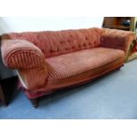 A LATE VICTORIAN BUTTONED CORDED VELVET UPHOLSTERED CHESTERFIELD SETTEE ON TURNED SUPPORTS. W.