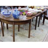 A LATE GEORGIAN MAHOGANY DINING TABLE WITH TWO D-FORM ENDS AND DROP LEAF CENTRE SECTION. L.273 x W.