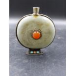 A CHINESE JEWELLED AND WHITE METAL MOUNTED JADE SNUFF BOTTLE, THE COMPRESSED CIRCULAR SIDES CARVED