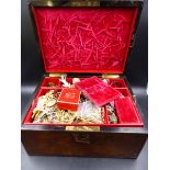 A LARGE SELECTION OF VINTAGE COSTUME JEWELLERY CONTAINED IN A WOODEN TRAVELLING JEWELLERY CASE LINED