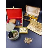 A SELECTION OF 9ct GOLD, SILVER, WATCHES AND VINTAGE COSTUME JEWELLERY TO INCLUDE A 9ct GOLD