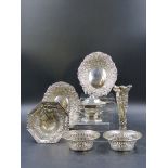 A GROUP OF SILVER HALLMARKED ITEMS TO INCLUDE A PAIR OF CHESTER HALLMARKED PIERCED TRINKET DISHES