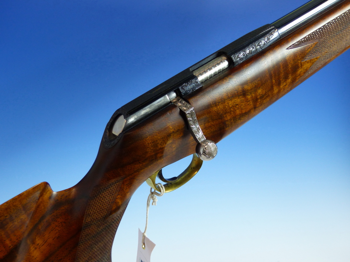 A RARE HAND MADE ISP SPARTAN AIR RIFLE 0.177 SERIAL No.587.- FIGURED ENGLISH WALNUT STOCKED- - Image 2 of 18
