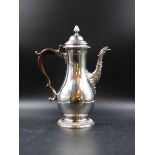 AN 18th C. COFFEE POT DATED LONDON 1772 FOR FRANCIS CRUMP. GROSS WEIGHT 870grms.