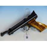CROSSMAN 2240 AIR PISTOL 0.22 SERIAL No.DO1B2225 WITH LEATHER HOLSTER.