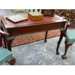 AN EARLY 20th.C.GEORGIAN STYLE MAHOGANY WRITING TABLE ON CABRIOLE LEGS. 106 x 56 x H.76cms.