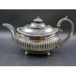 A GEORGIAN SILVER TEAPOT DATED 1817 LONDON FOR SOLOMON HOUGHAM. WEIGHT 692grms.