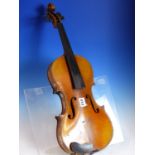 AN ANTIQUE VIOLIN WITH TWO PIECE MAPLE BACK, LENGTH OF BACK 37cms, UNSIGNED COMPLETE WITH CASE