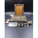 A GROUP OF CONTINENTAL SILVER TO INCLUDE A NAPKIN RING, SHELL FORM DISH, MINIATURE TRAYS TOGETHER