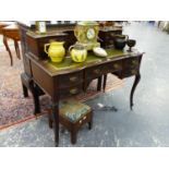 AN EDWARDIAN MAPLE & Co. MAHOGANY WRITING TABLE, FOUR RAISED BACK WITH FOUR DRAWERS OVER WRITING