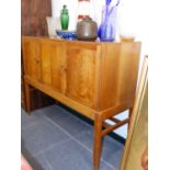 A GORDON RUSSELL OAK SIDEBOARD ON SQUARE TAPERED LEGS. W.137 x H.107 x D.48cms.