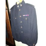 A MILITARY UNIFORM QUEEN'S REGIMENT, 1ST. BATT. TOGETHER WITH A COLLECTION OF MILITARY BUTTONS AND