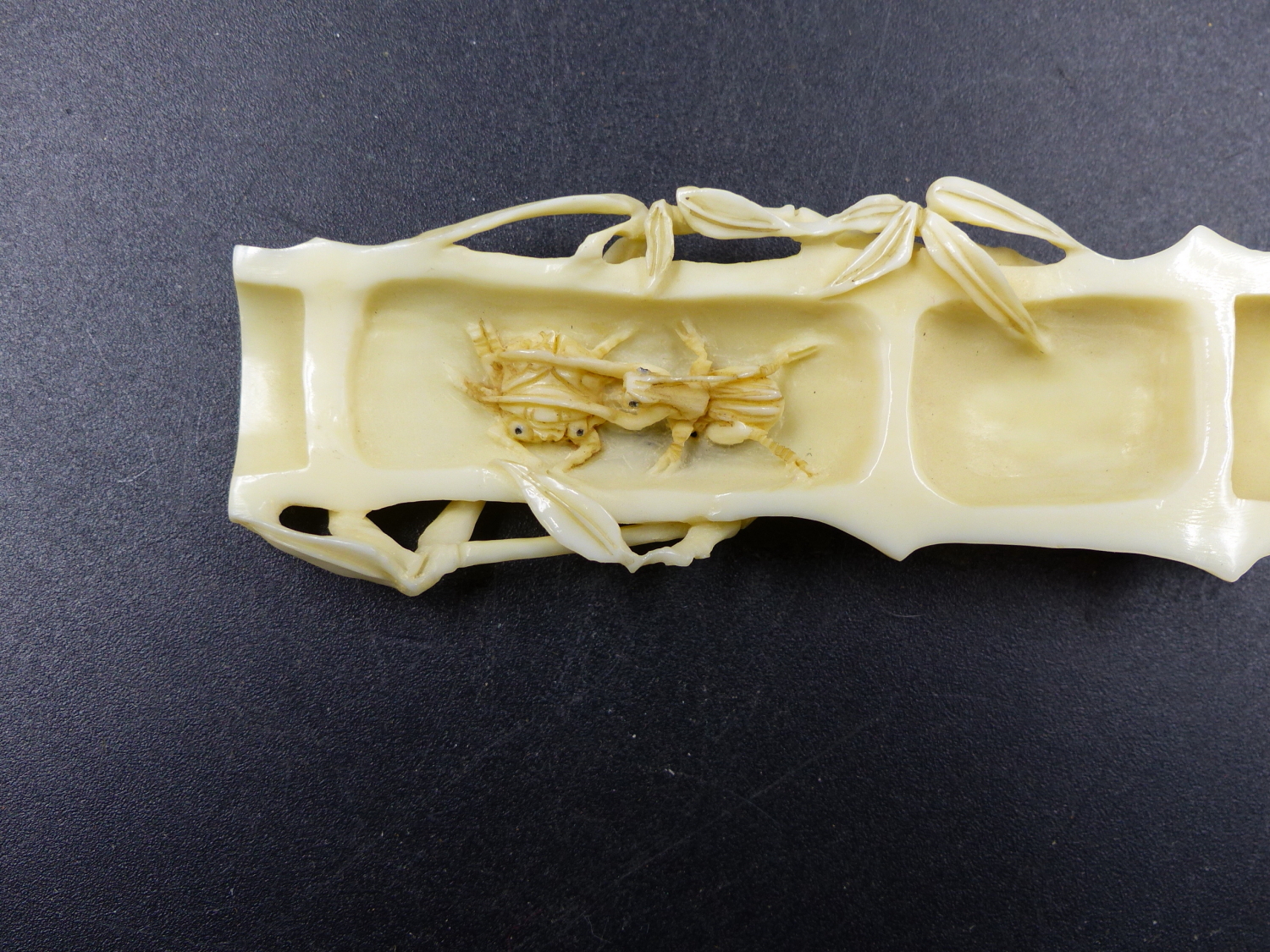 A JAPANESE MARINE IVORY OKIMONO CARVED AS A SPLIT SECTION OF BAMBOO CONTAINING A CONFRONTATION OF - Image 5 of 6