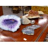 A GROUP OF VARIOUS AGATES AND GEODE CRYSTAL SPECIMENS.